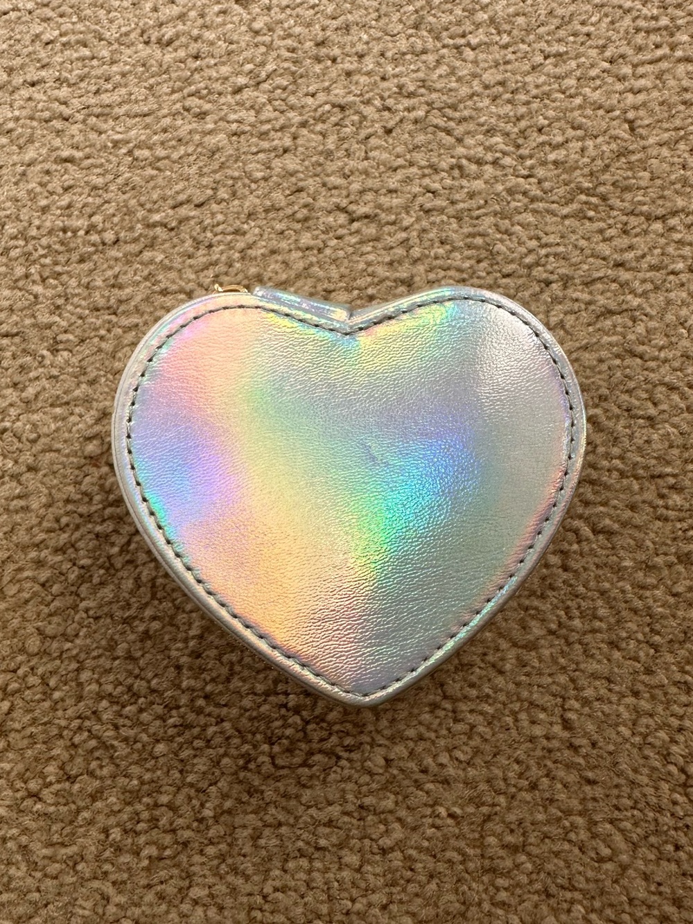 Holographic heart-shaped jewelry holder with iridescent finish
